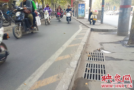 非機(jī)動車變向處有多條碰撞痕跡 非機(jī)動車變向處有多條碰撞痕跡