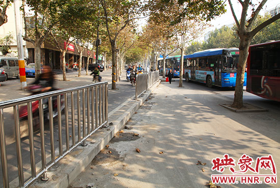 中原路大學(xué)路公交港灣非機(jī)動車道變向處已加裝護(hù)欄 中原路大學(xué)路公交港灣非機(jī)動車道變向處已加裝護(hù)欄