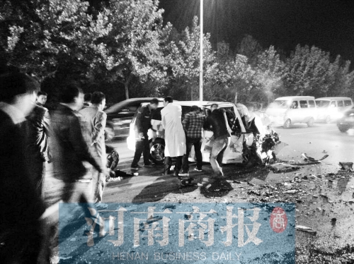 慘劇現(xiàn)場，眾人紛紛上前施救，有人拉住變形的車門，為傷者爭取救援時間