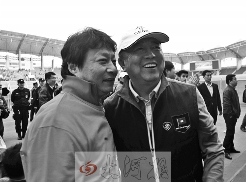 比賽結(jié)束后，老胡熱情擁抱老唐。