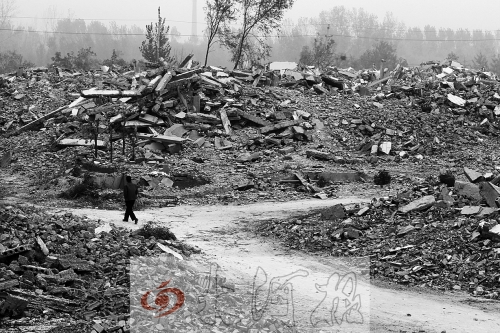 綠城街頭，海量的建筑垃圾令人觸目驚心。