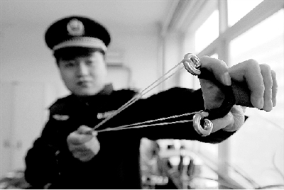 民警認(rèn)為罪魁禍?zhǔn)讘?yīng)該是鋼珠彈弓 民警認(rèn)為罪魁禍?zhǔn)讘?yīng)該是鋼珠彈弓