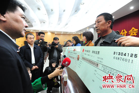 最高人民法院執(zhí)行局局長劉貴祥、河南省高級人民法院院長張立勇親手為申請執(zhí)行人員發(fā)放執(zhí)行款