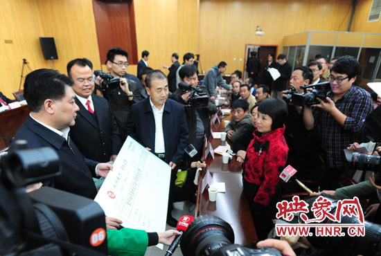 最高人民法院執(zhí)行局局長劉貴祥、河南省高級人民法院院長張立勇親手為申請執(zhí)行人員發(fā)放執(zhí)行款