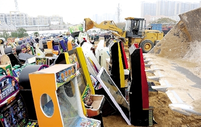 昨日16時，在鄭州市公安局治安支隊院內(nèi)，省會警方集中銷毀了“雷霆”行動中查獲的賭博機等涉賭物品