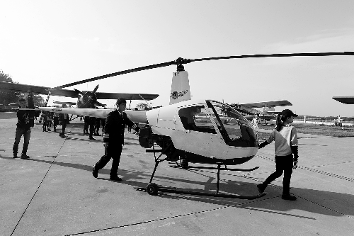 選拔賽現(xiàn)場(chǎng)，選手們正入場(chǎng)表演 記者 鄧萬(wàn)里/攝