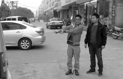 靳某指認(rèn)現(xiàn)場(chǎng) 靳某指認(rèn)現(xiàn)場(chǎng)