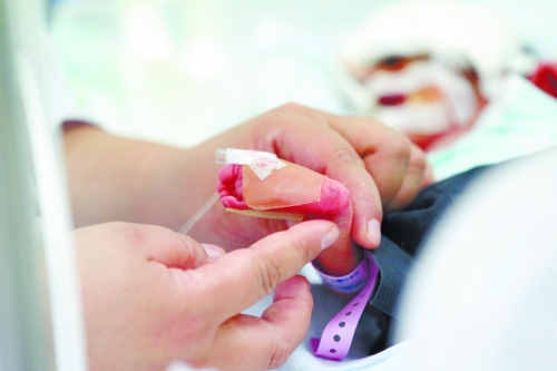 早產(chǎn)兩個月，孩子的生命之路更需要親人的陪伴。