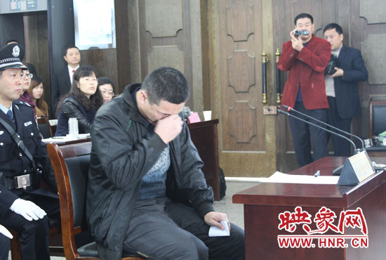 庭審現(xiàn)場，被告人常樹民哽咽著宣讀手中的悔恨書。