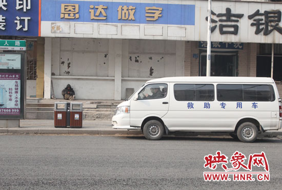 據(jù)附近商戶介紹,平時這里經(jīng)常有三四個流浪漢聚集 據(jù)附近商戶介紹,平時這里經(jīng)常有三四個流浪漢聚集