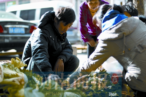 附近的市民得知了他的遭遇，紛紛前來買菜