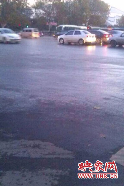 中原路與嵩山路交匯處路面因?yàn)⑺Y(jié)冰。（圖片來自網(wǎng)絡(luò)）
