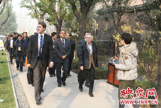 河南鄭州2013服務外包大會的嘉賓們參觀了金水科教園區(qū)和河南外包產(chǎn)業(yè)園并留下了深刻的印象。