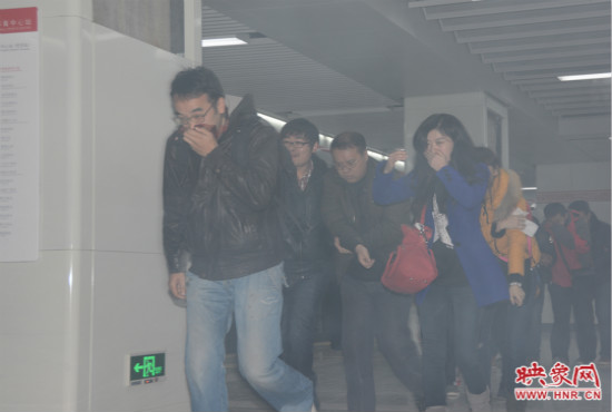 演習中，地鐵乘客從地鐵車廂中跑出。