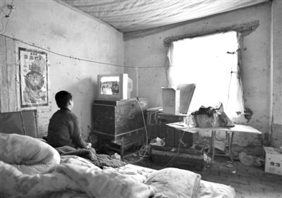 11月21日，武文英小兒子中午放學(xué)回家坐在床上看電視，母親進(jìn)看守所之后，小兒子變得沉默寡言。