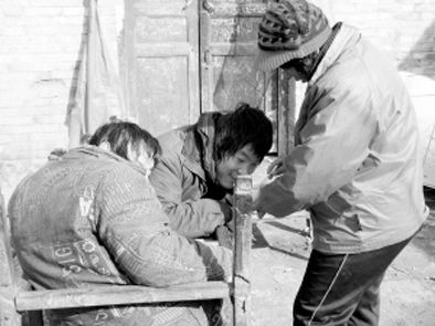 去年年初，武文英和雙胞胎腦癱兒子。圖片來(lái)源/《周口晚報(bào)》