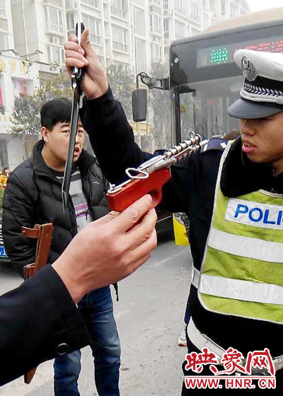 據(jù)當(dāng)事交警描述，男子自知車(chē)上有刀，在車(chē)輛被逼停后，車(chē)上的另一名男子試圖將刀具交給到達(dá)現(xiàn)場(chǎng)的同伴。