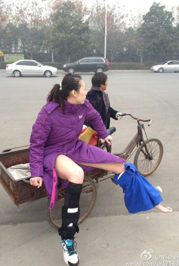 楊婕與朱婷相撞受傷下場(chǎng)-街頭大媽三輪送賓館。