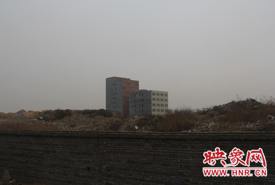 一墻之隔，但內(nèi)外環(huán)境卻截然不同