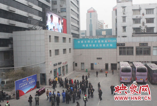 大巴車內(nèi)均在播放著這部以農(nóng)民工討薪為題材的微電影。