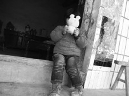 對自己的怪病，依依懵然無知。