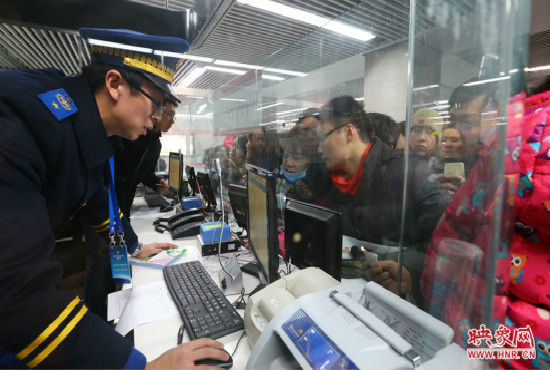 地鐵一卡通的辦理窗口市民排隊購買 地鐵一卡通的辦理窗口市民排隊購買