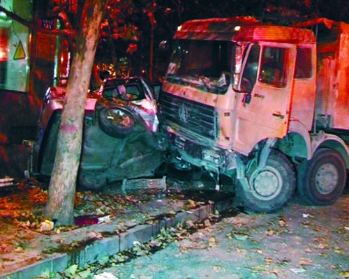 鄭州街頭瘋狂渣土車撞上轎車將其“擠”成1米多 鄭州街頭瘋狂渣土車撞上轎車將其“擠”成1米多