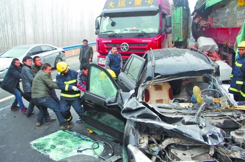 現(xiàn)場慘不忍睹，眾人合力施救。