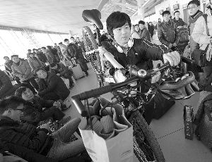 由于媽媽生病，盧文成只得中途放棄騎行改乘火車(chē)趕回老家。