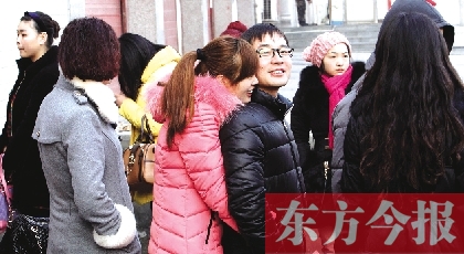 在鄭州市二七區(qū)婚姻登記處，新人們?cè)陂T外排長隊(duì)