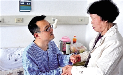 “媽媽,謝謝您的支持!”耿斌拉著媽媽的手。