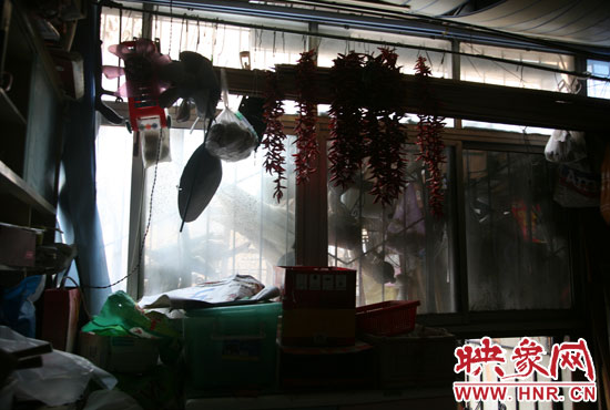 受影響的住戶將自己的窗戶遮擋起來，以防被加蓋樓層住戶看到自家