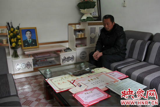 救火英雄鄭春光的父親和兒子獲得榮譽(yù)證書。