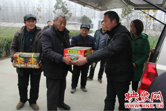 鄭春光的父親鄭慶兵和女兒鄭元元帶著他未完成的夢(mèng)想來到了鄭集鄉(xiāng)敬老院，看望慰問居住在這里的五保老人。