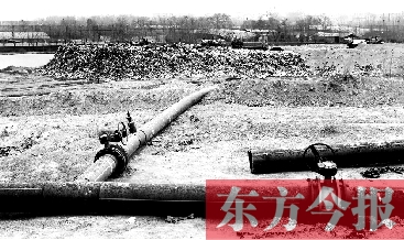 鄭州首座垃圾沼氣電廠并網(wǎng)發(fā)電，集氣管一端連接垃圾山深處，一端連接電廠集氣裝置