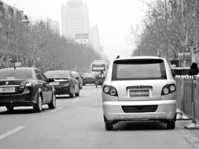 鄭州街頭無(wú)牌四輪電動(dòng)車“裸奔” 交通安全存隱患 鄭州街頭無(wú)牌四輪電動(dòng)車“裸奔” 交通安全存隱患