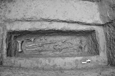 安陽二中發(fā)現(xiàn)商代古墓遺址 教學樓南北側(cè)均有墓葬 安陽二中發(fā)現(xiàn)商代古墓遺址 教學樓南北側(cè)均有墓葬