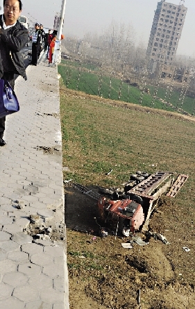 后八輪掉下黃河橋 后八輪掉下黃河橋