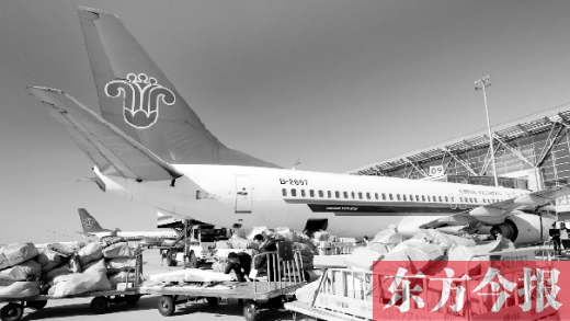 鄭州機(jī)場(chǎng)的工作人員在往飛機(jī)上裝貨 鄭州機(jī)場(chǎng)的工作人員在往飛機(jī)上裝貨