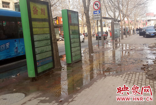 公交車站處臭氣沖天污水橫流，行人幾乎無(wú)法在此等車