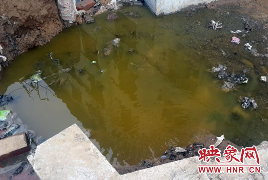 \路旁有一個(gè)水坑，污水不停在往外冒