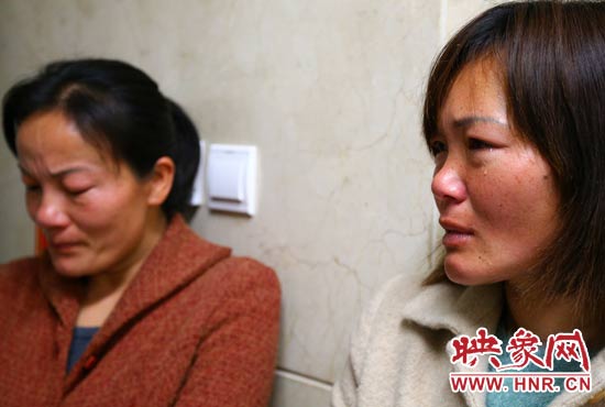 提及現(xiàn)狀，柴小快的女兒不住流淚。