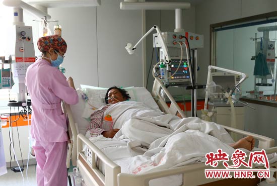 4月4日上午，仍舊躺在重癥監(jiān)護(hù)室里的柴小快正在接受治療。