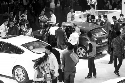 鄭州尚無限牌規(guī)定 部分商家利用傳聞進(jìn)行促銷 鄭州尚無限牌規(guī)定 部分商家利用傳聞進(jìn)行促銷