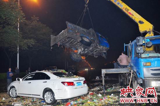 1點(diǎn)40許，兩輛車先后被吊起并拖離現(xiàn)場，停車場的幾位員工將路面清掃干凈，隨后該路段恢復(fù)通行。