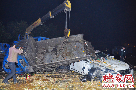 滿滿的一車泔水和垃圾傾瀉而下，鋪撒在路面和凌志車上，數(shù)十米遠(yuǎn)都能聞到泔水的惡臭。