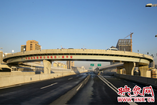 右側(cè)車道為北三環(huán)快速路文化路出口輔道。