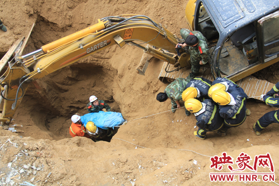 14點(diǎn)10分，經(jīng)過4個(gè)多小時(shí)的救援，消防官兵發(fā)現(xiàn)被埋男子，現(xiàn)在正從6米多深的塔吊塌方處抬出。