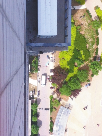 從32樓俯視現(xiàn)場 記者 豐林文圖 從32樓俯視現(xiàn)場 記者 豐林文圖