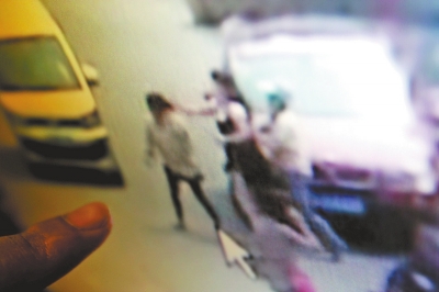 寶馬女因停車費(fèi)糾紛毆打6旬老人 事后發(fā)毒誓稱沒(méi)打人 寶馬女因停車費(fèi)糾紛毆打6旬老人 事后發(fā)毒誓稱沒(méi)打人